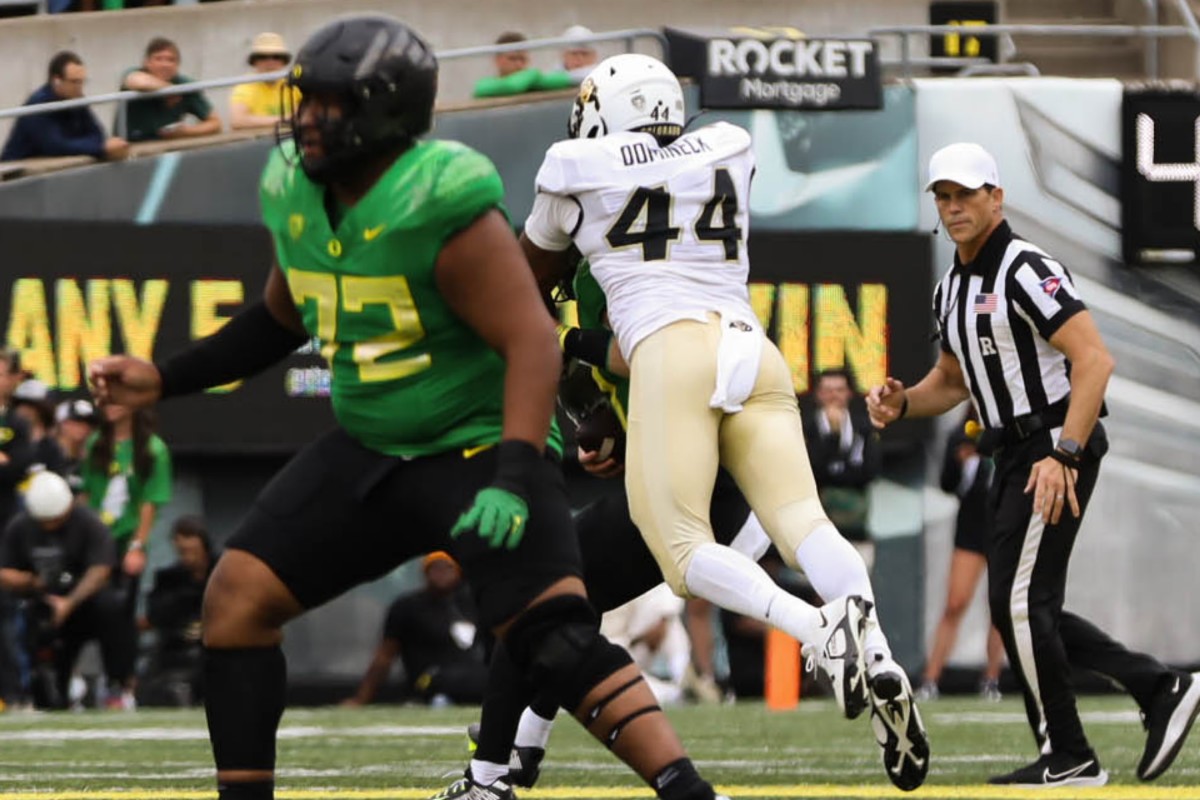 Jordan Domineck sacks Bo Nix at Oregon